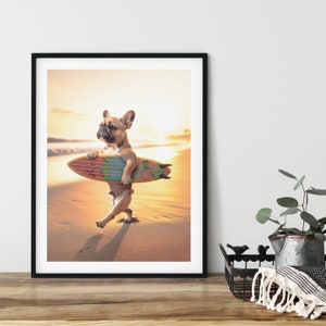 Bulldog francés, Caminando en la playa, Tabla de surf, Póster de arte de pared de casa de playa divertida, Imprimible, Descarga instantánea, Arte digital con IA, Hora dorada