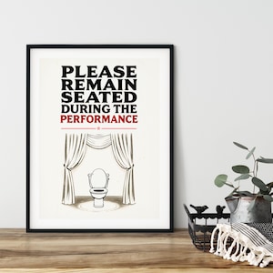 Por favor, permanezca sentado durante la actuación, póster de arte mural, imprimible, varios tamaños, descarga instantánea, arte de IA, decoración de baño, humor,