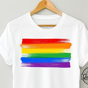 ゲイ プライド フラッグ シャツ、レインボー T シャツ、クィア シャツ、レズビアン、LGBT シャツ、ゲイ プライド シャツ、LGBTQIA T シャツ、プライド パレード シャツ、ユニセックス T シャツ。
