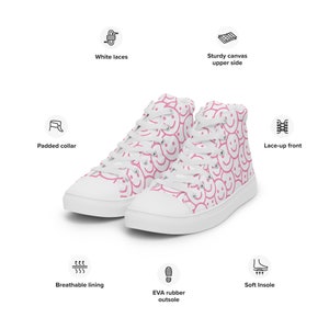 Peut inclure: Baskets montantes blanches avec un motif de visages souriants roses. Elles sont dot&eacute;es de lacets blancs, d'un col rembourr&eacute; et d'une doublure respirante. Les chaussures ont une tige en toile robuste et une semelle ext&eacute;rieure en caoutchouc EVA.