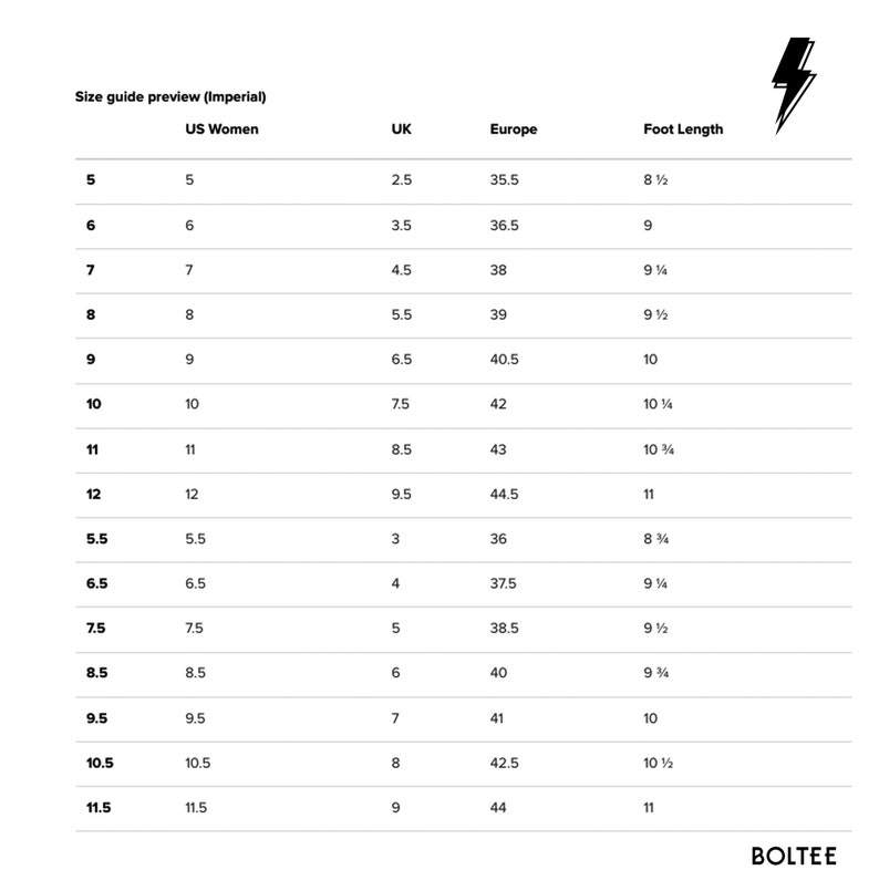 Peut inclure: Un tableau blanc pr&eacute;sentant les conversions de pointures de chaussures pour les femmes am&eacute;ricaines, le Royaume-Uni et l'Europe. La longueur du pied est en cm. Les tailles vont de US 5 &agrave; 11,5, UK 2,5 &agrave; 9 et Europe 35,5 &agrave; 44. Logo &eacute;clair en haut &agrave; droite.