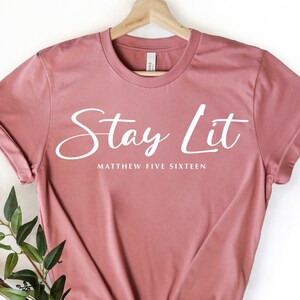 Stay Lit Svg, Mateusz 5:16 Svg, Niech Twoje Światło Świeci Przed Ludźmi, Chrześcijański Svg, Bądź Słony, Pozostań Słony, Werset Biblijny, Cytat Chrześcijański, Plik Cięty