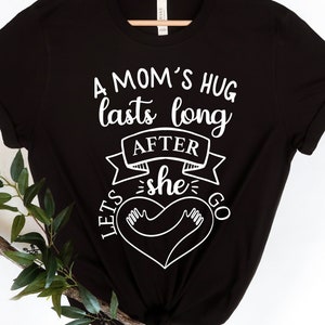 A Mom es Hug hält lange, nachdem sie Svg loslässt, Mutter Zitat Svg, Muttertag Rose Svg, Digital Cut Datei, Sofortiger Download