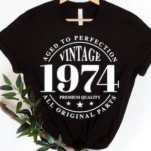 Svg de aniversário vintage de 1974, camisa de 1974, camisa de aniversário de 1974, nascido em 1974, Svg envelhecido até a perfeição, canecas, arquivo de corte digital, download instantâneo