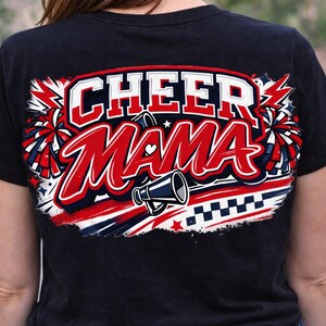Könnte beinhalten: Schwarzes T-Shirt mit dem Schriftzug "CHEER MAMA" in Rot und Weiß, verziert mit einer Megaphon- und Sternen-Details. Die Grafik ist vor einem Hintergrund aus Rot, Weiß und Blau platziert. Das T-Shirt hat einen Rundhalsausschnitt.