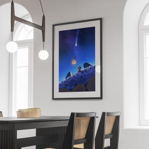 Puede incluir: Impresi&oacute;n art&iacute;stica enmarcada que representa una escena nocturna con una estrella fugaz. Una peque&ntilde;a figura est&aacute; de pie sobre una colina de flores azules, mirando un objeto brillante. La obra de arte est&aacute; enmarcada en negro.