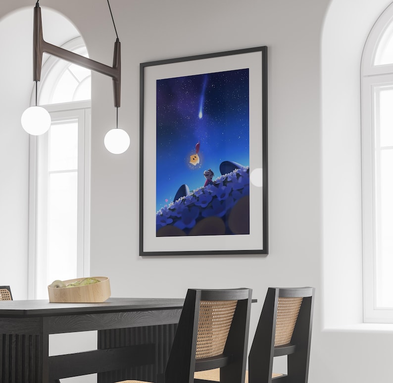 Puede incluir: Impresi&oacute;n art&iacute;stica enmarcada que representa una escena nocturna con una estrella fugaz. Una peque&ntilde;a figura est&aacute; de pie sobre una colina de flores azules, mirando un objeto brillante. La obra de arte est&aacute; enmarcada en negro.