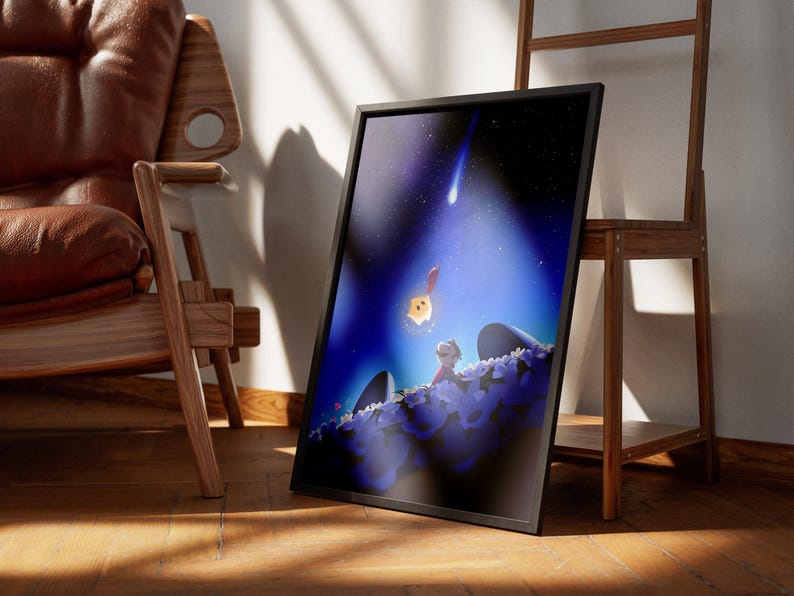 Puede incluir: Impresi&oacute;n art&iacute;stica enmarcada que presenta una ilustraci&oacute;n caprichosa de una escena nocturna estrellada. Una estrella fugaz cruza un cielo azul profundo, iluminando a un ni&ntilde;o y una criatura brillante. La obra de arte se exhibe en un suelo de madera.