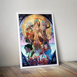 Puede incluir: Una impresión artística enmarcada que presenta un grupo de personajes estilizados con colores vibrantes. La obra de arte muestra una variedad de figuras con diseños únicos, sobre un fondo de tonos cálidos y fríos. La impresión se muestra en un marco blanco, apoyada contra una pared.