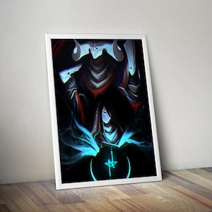 Puede incluir: Impresión artística enmarcada con una ilustración de fantasía oscura. La obra representa figuras con rostros con cuernos y enmascarados, sobre un fondo de negros profundos y azules vibrantes. La composición está encerrada en un marco blanco.