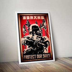 Op de afbeelding: Ingelijste poster met een rode achtergrond, met een soldaat met helm en gasmasker, die een wapen vasthoudt. De poster heeft bovenaan de tekst "YEAHWE" en onderaan "PROTECT OUR SKIES". Het kunstwerk is in zwart en wit.