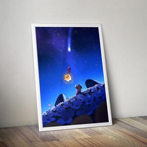 Puede incluir: Una impresi&oacute;n art&iacute;stica enmarcada con una ilustraci&oacute;n caprichosa. Un personaje est&aacute; de pie sobre una superficie floral, mirando una estrella brillante contra un cielo nocturno azul profundo con una estrella fugaz. La obra tiene un tema on&iacute;rico y fant&aacute;stico.