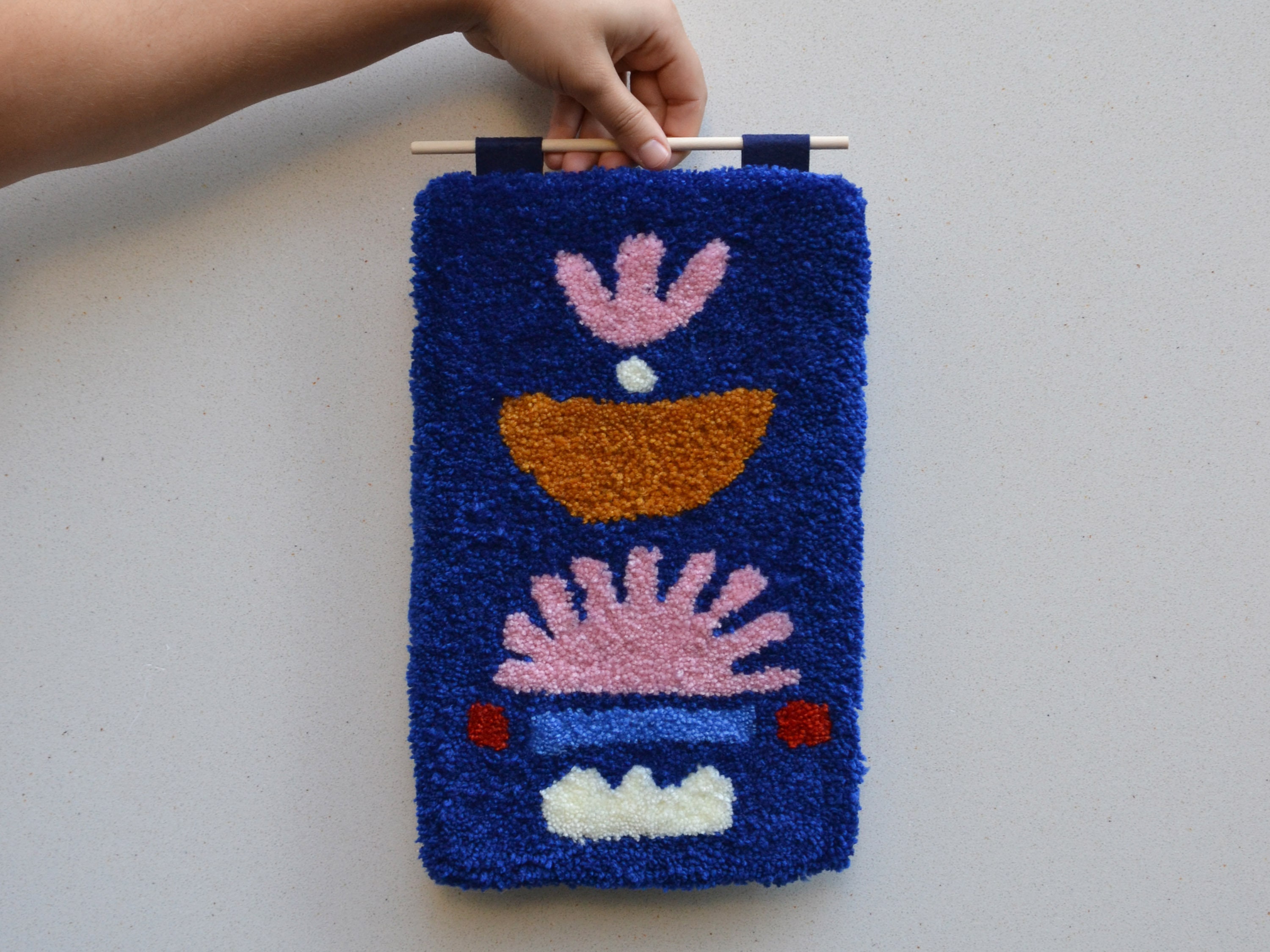 Suspension Murale Tuftée Totem 35x20cm sur Fond Bleu Nuit