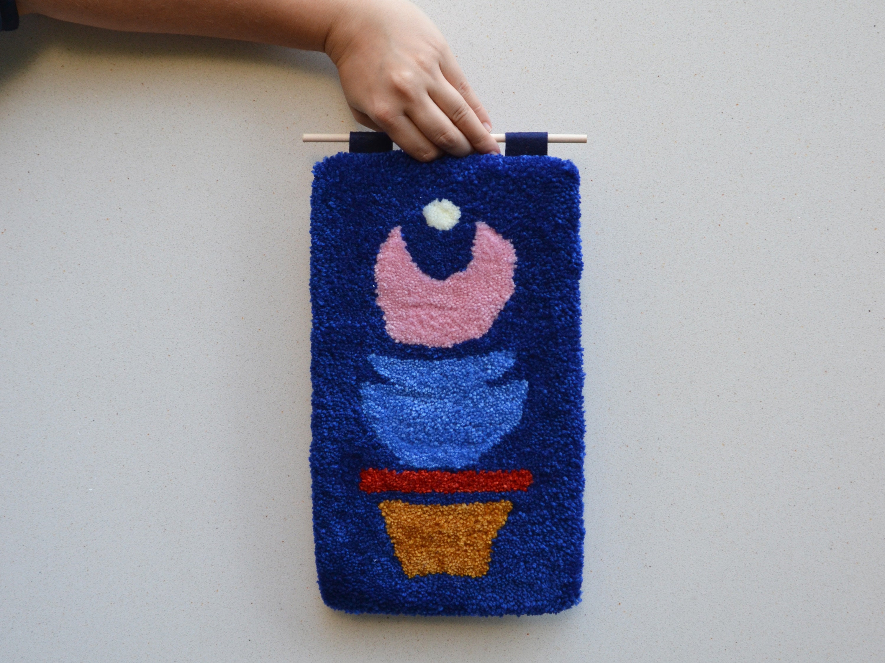 Suspension Murale Tuftée Totem 35x20cm sur Fond Bleu Nuit