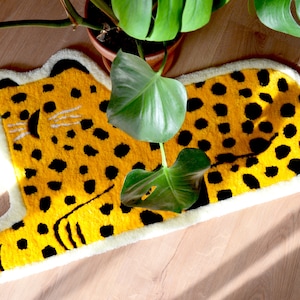 Alfombra asimétrica de mechones "Jaguar" amarilla y negra 90x50cm (HECHA POR ENCARGO)
