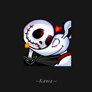 Può includere: Un'illustrazione di cartone animato di Jack Skellington de The Nightmare Before Christmas che abbraccia Sally, la sua ragazza. Jack indossa un abito nero con un papillon a forma di pipistrello e Sally indossa un vestito rosso. L'immagine è in stile kawaii con cuori e uno sfondo rosa.