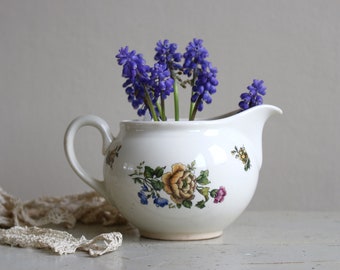 Vintage kleiner Milchkrug, Milchkännchen mit Transferware-Dekor Blumen, Petrus Regout. Bauernhaus-Küchendekoration – Landhaus-Dekor.