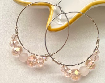 Créoles en perles de cristal de quartz rose, Créoles en argent et perles délicates, Boucles d'oreilles en cristal rose, Créoles en plaqué or blanc 18 carats, Créoles en perles roses