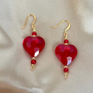 Pendientes de corazón de cristal rojo, pendientes de corazón, pendientes llamativos de reina de corazones, regalo para ella, pendientes de corazón rojo y dorado, pendientes hechos a mano