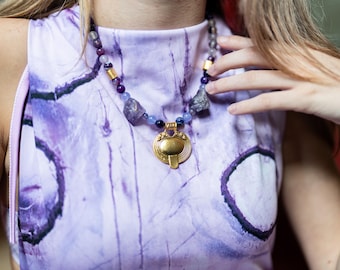 Collier statement en améthyste, plaqué or 24 carats, orné de perles et de pierres précieuses. Bijoux en agate violette et améthyste.
