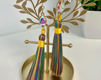 Brincos coloridos de seda com pingentes de cristal: Estilo boho festivo.