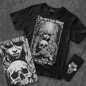 Op de afbeelding: Zwart-wit T-shirt met een grafische print van een meisje dat een schedel vasthoudt met de tekst "I do very bad things I do them very well BLVCKHORN".