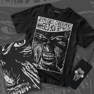 Puede incluir: Camiseta negra con un estampado blanco de un rostro espeluznante y el texto "Jeepers Creepers Where'd You Get Those Eyes?"