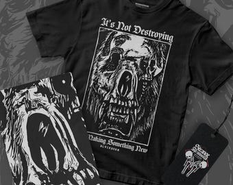 Puede incluir: Camiseta negra con un gráfico blanco de calavera y el texto "It's Not Destroying Making Something New BLYCKBORN". También se ven una impresión a juego y una etiqueta con un diseño de esqueleto.