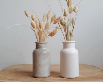 Minimalistische Vase aus Beton und Raysin - für Trockenblumen