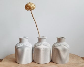 Minimalistische Vase mit Rillen aus Beton und Raysin - für Trockenblumen