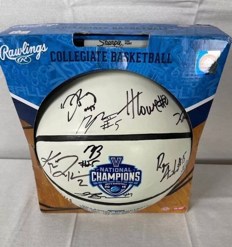 2016 Villa nova championship basketball autographed by 11 player 2016 Villa nova championship basketball autographed by 11 player