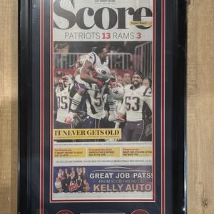 &quot;New England Patriotsrr &quot;&quot;Score&quot;&quot; Zeitung umrahmt den Boston Globe.&quot;