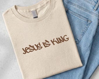 Jesus Is King Shirt Graffiti Minimal – Geschenk zur Konfirmation – Christliche Streetwear