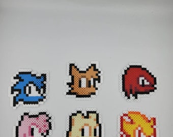 Llavero o imán de cuentas Perler de Sonic hecho a mano