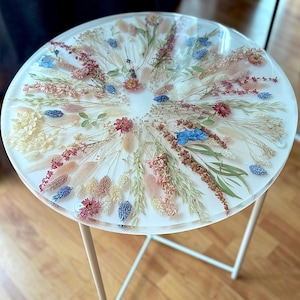 Side table, coffee table, or side table. Made of epoxy resin with natural dried flowers. White/multicolored. Tabletop d 50 cm, h 53 cm.