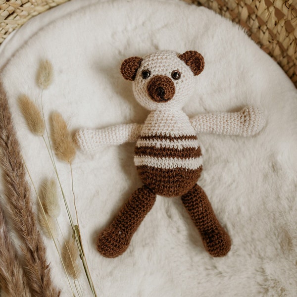 Handgemachter Bär, babysicher, kleiner Teddybär, Geburt, Geschenkidee Baby, Taufe, gehäkelt, selfmade