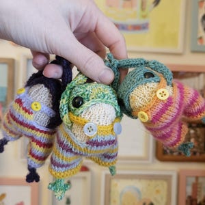 ¡Mini bolso de rana, amigo! Accesorio para bolso: adorable mini rana tejida a mano con overol, un pequeño detalle para amantes de las ranas, ranita hecha a mano, sapo.