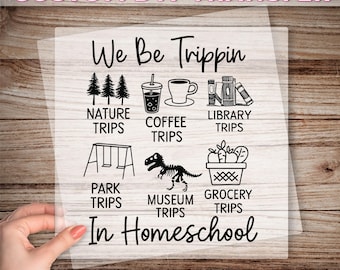 Transfert DTF We Be Trippin In Homeschool, Devis de tuteur CC, prêt à imprimer, impression Dtf maman du directeur de l'école à la maison, cadeau tuteur CC, conversation Dtf