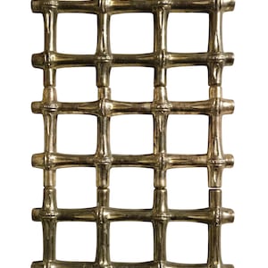 Op de afbeelding: Een decoratief metalen rooster met een herhalend vierkant patroon. Het rooster is gemaakt van goudkleurig metaal en heeft een bamboe-achtige textuur. Het ontwerp is symmetrisch en het rooster staat tegen een witte achtergrond.