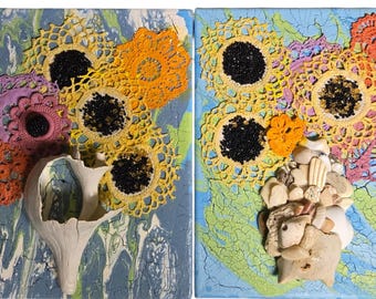 Decoración de pared 3D ecléctica de técnica mixta con temática costera, que incluye flores de ganchillo y conchas marinas sobre un fondo craquelado (x2).