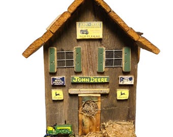 Casa para pájaros decorativa de madera estilo granero hecha a mano por John Deere