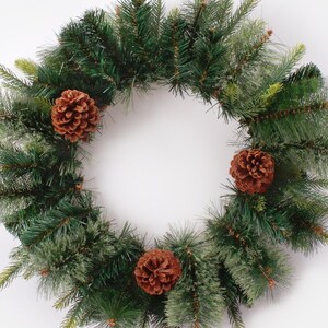 Weihnachtskranz mit Zapfen, gemischte Weihnachtskranzbasis, künstlicher Kiefernkranz, künstlicher Kiefernkranz zum Dekorieren