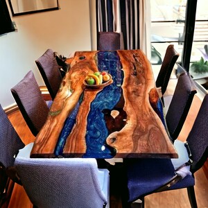 Epoxytafel, epoxy eettafel, epoxyhars tafel, riviertafel epoxy, riviertafel, epoxyhars eettafel, blauwe epoxy tafel, tafelblad