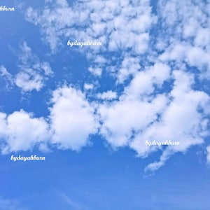 Zomer blauwe lucht met witte wolken - digitale download