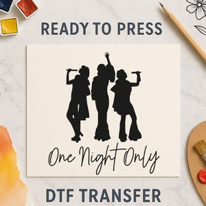 Puede incluir: Transferencia DTF con una silueta negra de tres figuras con micrófonos, con el texto "One Night Only" en cursiva. También están presentes las palabras "READY TO PRESS" y "DTF TRANSFER".