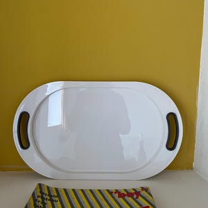 Pode incluir: Uma placa de madeira rústica com o texto "Welcome to our home" em letras brancas. A placa apresenta um acabamento desgastado e um design simples e convidativo, ideal para a entrada.