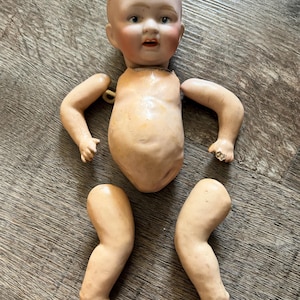 Antieke 8-inch Duits geverfde bisque-personage baby