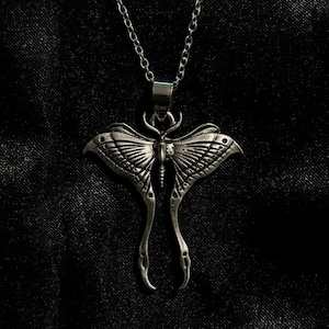 Mond Motte Halskette || Gothic Schmuck || gothik || alternative || gothik || Feenkern || Hexe || Halloween Schmuck || alt Schmuck