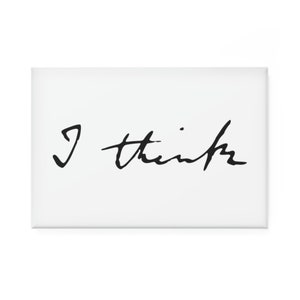 Op de afbeelding: Een witte canvasprint met zwarte handgeschreven tekst die "Ik denk" zegt.