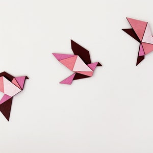 Oiseaux en bois de style origami, un ensemble de 3 sculptures d'art mural.